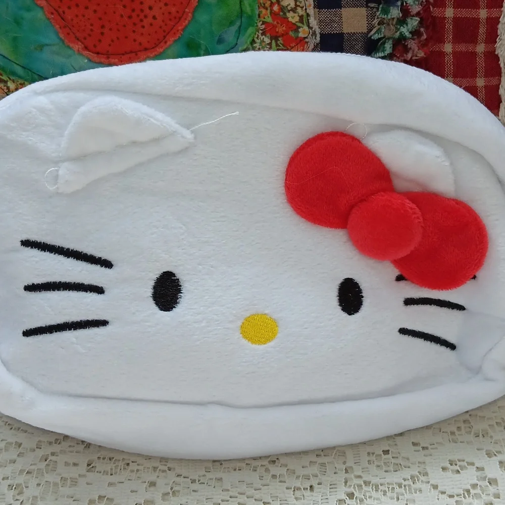 🆕️HELLO KITTY COSMETIC BAG WITH LINED INTERIOR WITH POCKET